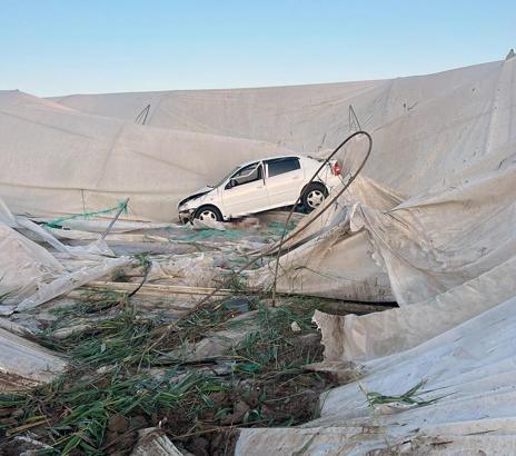 Seraya uçan otomobilin sürücüsü ile eşi öldü