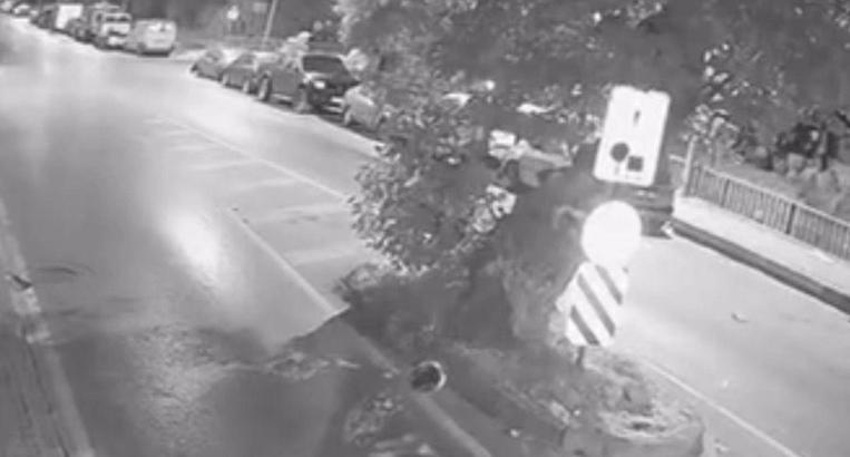 Beykoz'da motosiklet ağaca çarptı; sürücü yola savruldu