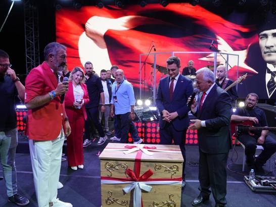 Şarkıcı Hakan Altun’a sahnede ‘çeyiz sandığı’ hediye edildi