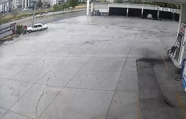 Aday sürücü otomobiliyle aydınlatma direğine çarptı; o anlar kamerada