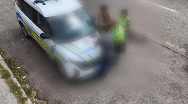 Trafik denetiminden kaçıp, yolcuyla yer değiştiren ehliyetsiz sürücüye 200 bin lira ceza