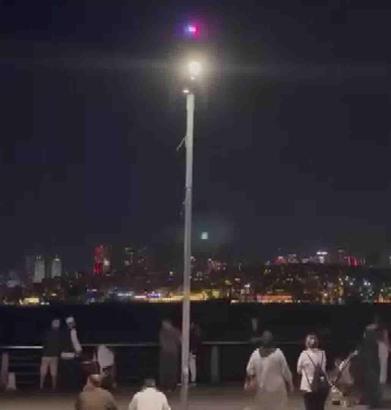 Üsküdar'da sahilde alkol içenlere polis dronundan uyarı