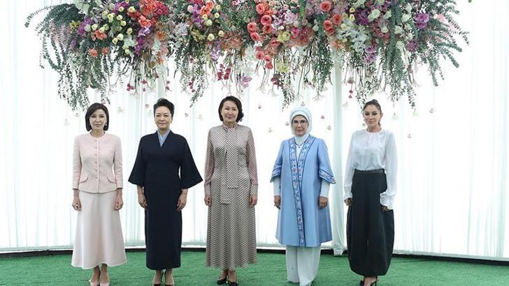 Emine Erdoğan, Kırgızistan'da etnik el sanatları sergisini ziyaret etti