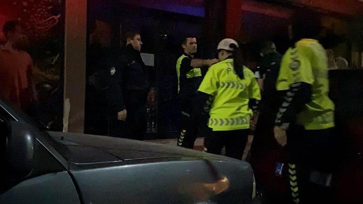 Ehliyetsiz ve alkollü sürücü ile yanındaki arkadaşları, polise zor anlar yaşattı