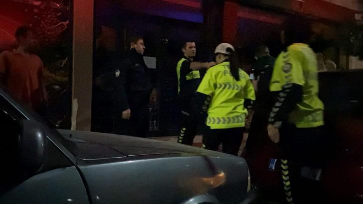 Ehliyetsiz ve alkollü sürücü ile yanındaki arkadaşları, polise zor anlar yaşattı