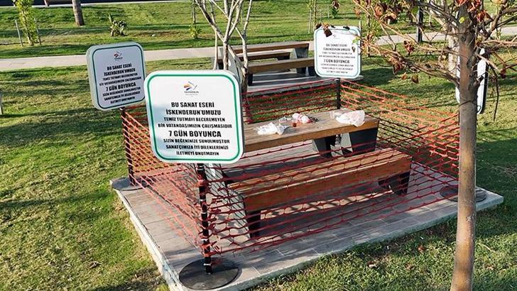 İskenderun sahilinde kirli bırakılan ahşap oturma grubu sergileniyor