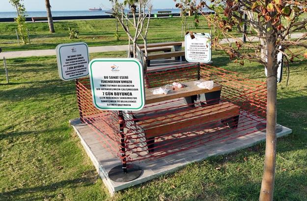 İskenderun sahilinde kirli bırakılan ahşap oturma grubu sergileniyor