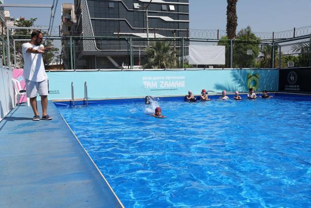 Akdeniz’de 450 çocuk hem serinledi hem yüzme öğrendi