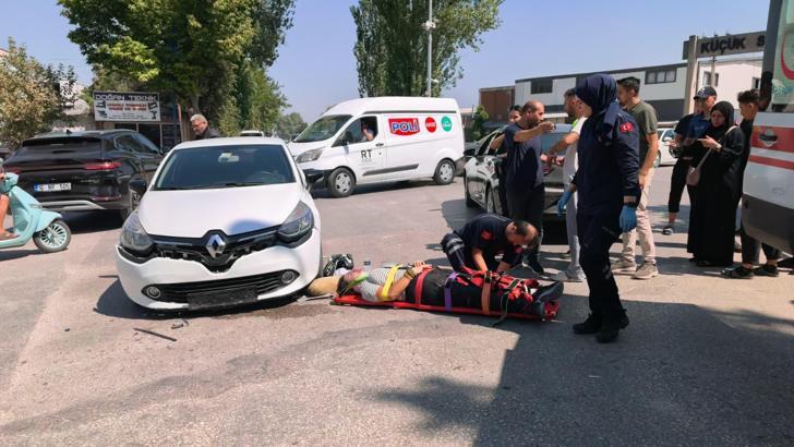 İki otomobille çarpışan motosikletin sürücüsü yaralandı