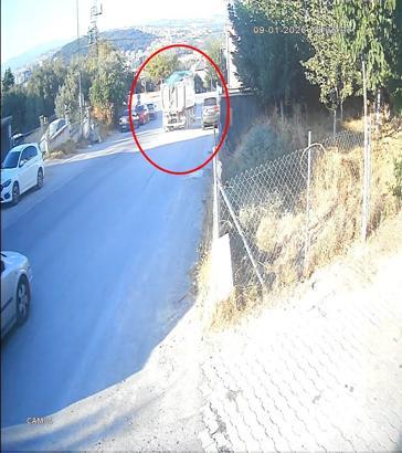 2 otomobile çarpan hafriyat kamyonu, evin bahçesine düştü