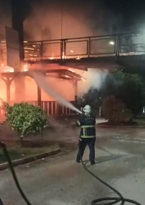 Seyhan Nehri üzerindeki asma yaya köprüsünde yangın