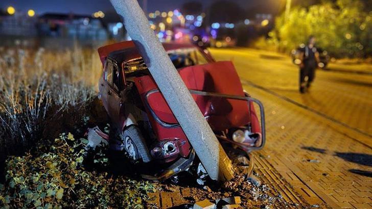 Çanakkale otomobil, yolun karşına geçmeye çalışan aileye çarptı: 1 ölü, 4 yaralı