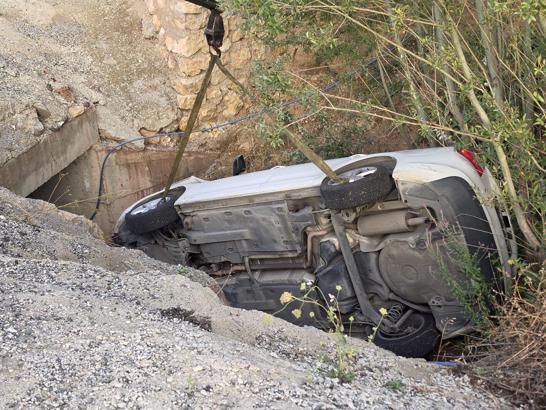 Sürücüsü fenalaşan otomobil menfezin girişine düştü: 3 yaralı