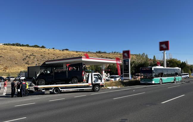 Minibüs, özel halk otobüsüne çarptı: 3 yaralı