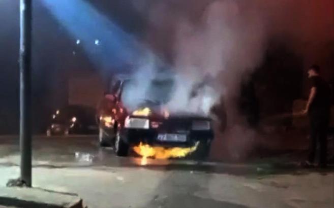 Gaziantep’te kırmızı ışıkta bekleyen otomobil yandı