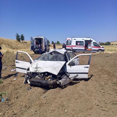 Kırıkkale'de otomobil tarlaya devrildi: 2 yaralı