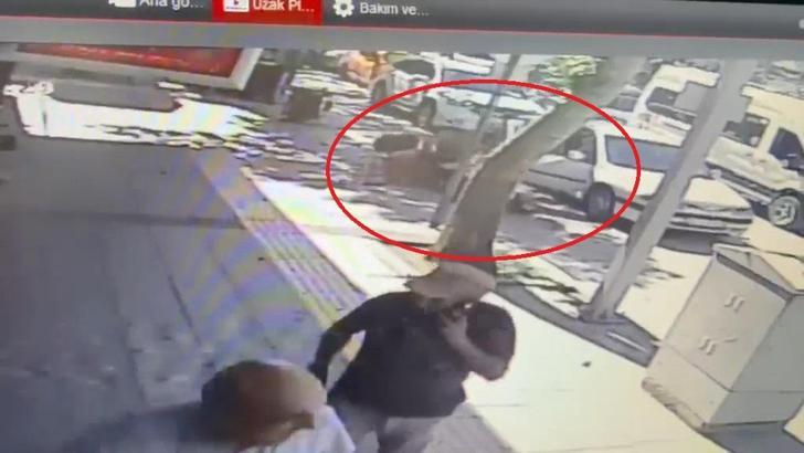 Otomobilin açılan kapısına çarpan motosikletin sürücüsü yaralandı