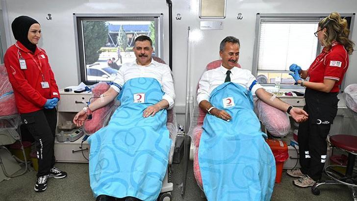 Bakan Çiftçi ve Savunma Sanayii Başkanı Görgün Kızılay'a kan bağışı yaptı