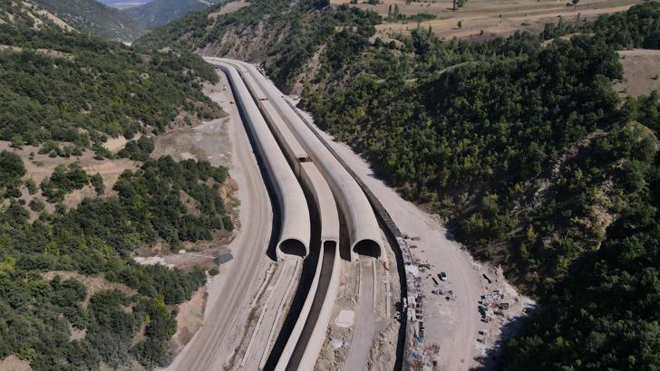 Karadeniz'i Akdeniz'e bağlayan dev projede 49 kilometrelik yolun en zorlu tüneli tamamlandı
