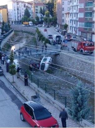Çorum'da diyaliz hastalarını taşıyan servis aracı çaya uçtu: 5 yaralı