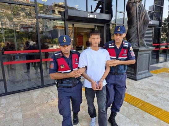 Polise silah doğrultan şüpheli tutuklandı