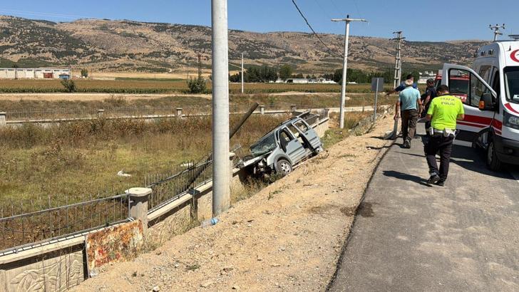 Hafif ticari araç beton duvara çarptı; 1’i ağır, 3 yaralı