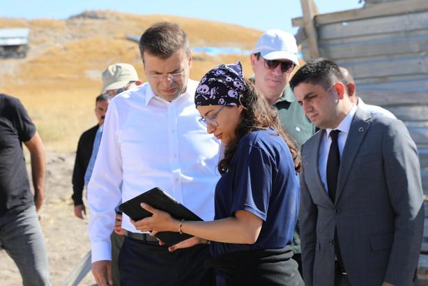 Vali Akmeşe, Kınık Höyük'teki kazı çalışmalarını inceledi