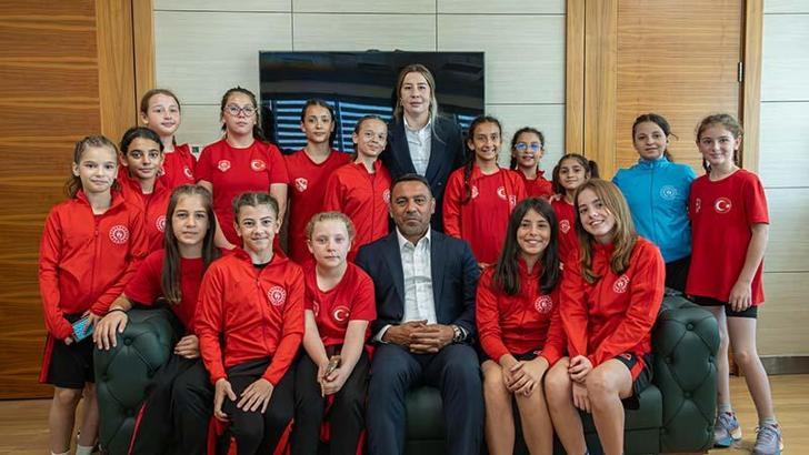 Minik güreşçilerden Bakan Yardımcısı Yerlikaya ve Yasemin Adar Yiğit’e ziyaret