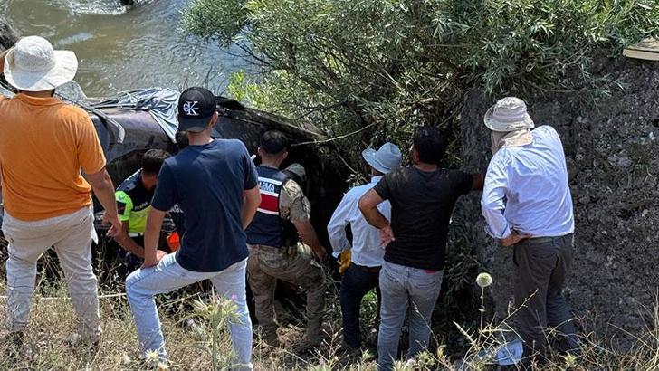 Bingöl’de otomobil dere yatağına devrildi: 1 ölü, 4 yaralı