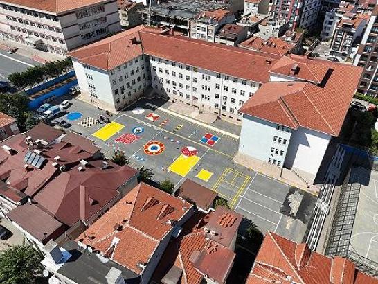 Bağcılar’da okul bahçelerine geleneksel oyun alanları çizildi