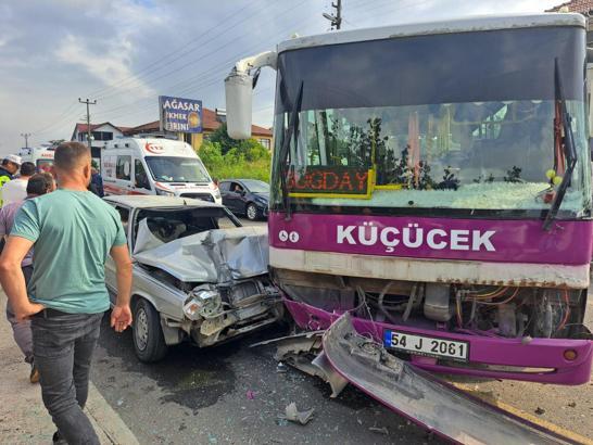 Özel halk otobüsü ile otomobil kafa kafaya çarpıştı: 5 yaralı