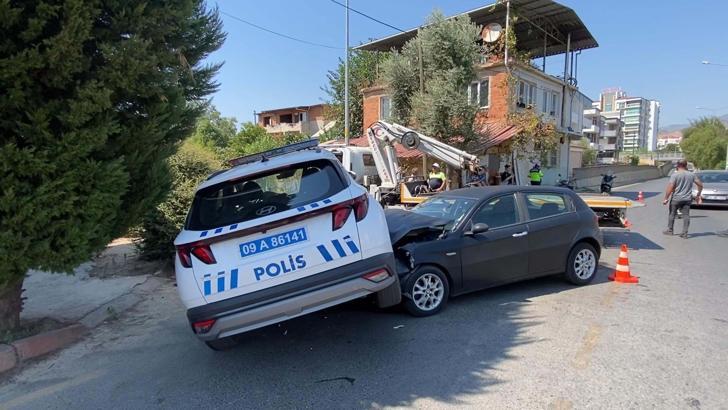 Polis aracıyla otomobil çarpıştı; 2 yaralı