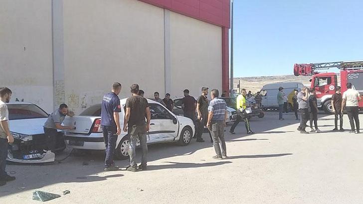 Önce kamyonete, ardından park halindeki araçlara çarpan otomobildeki 2 kişi yaralandı