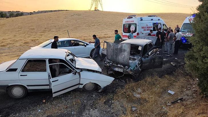 Adıyaman'da iki otomobil çarpıştı; 8 yaralı