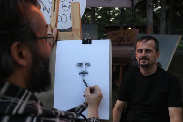Çocukken izlediği ressam Bob Ross'dan etkilendi, canlı model portre sanatçısı oldu