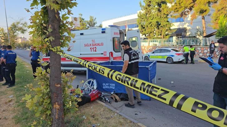 Ağaca çarpan motosikletin sürücüsü öldü; kaza kamerada