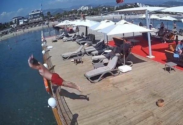 İskeleden sığ suya balıklama atlayan tatilci öldü