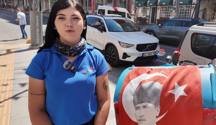 Motokurye Tuğba'nın belediye personelinden istediği bayrak, 1 gün sonra verildi