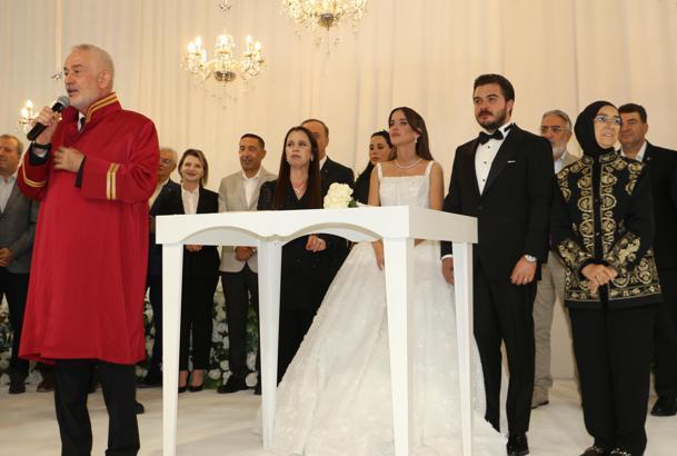 Belediye başkanı oğlunun nikahını kıydı