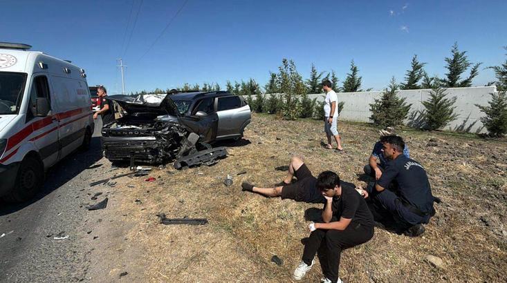 İki otomobil, kafa kafaya çarpıştı; 5 yaralı