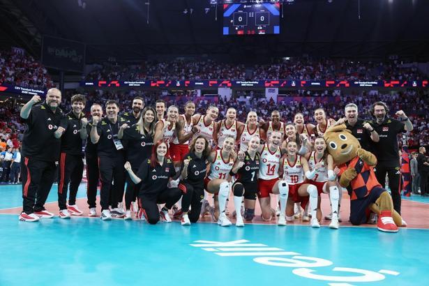 A Milli Kadın Voleybol Takımı, Avrupa Şampiyonası'nda finale yükseldi