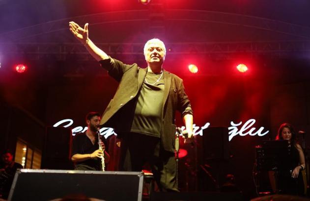 Yenişehir'de sahne alan Cengiz Kurtoğlu'na yoğun ilgi