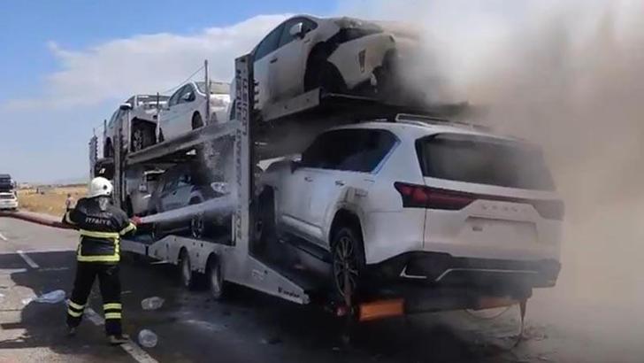 Ağrı’da otomobil yüklü TIR’da yangın
