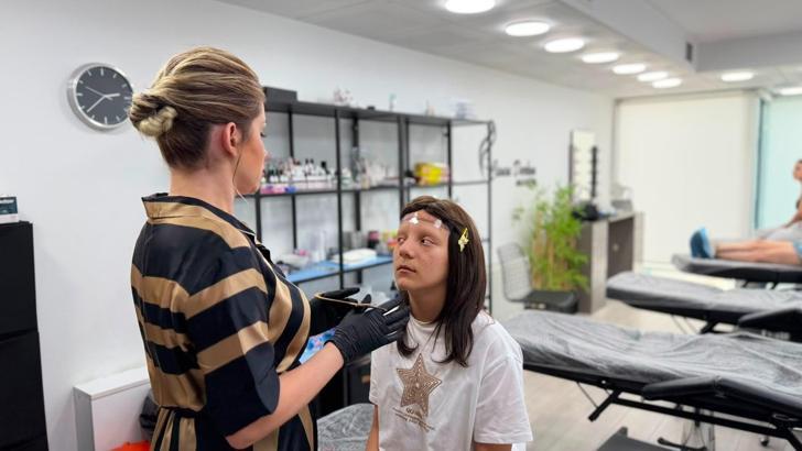 Alopesi hastası Esma Nur'un 'kaş' hayali gerçek oldu