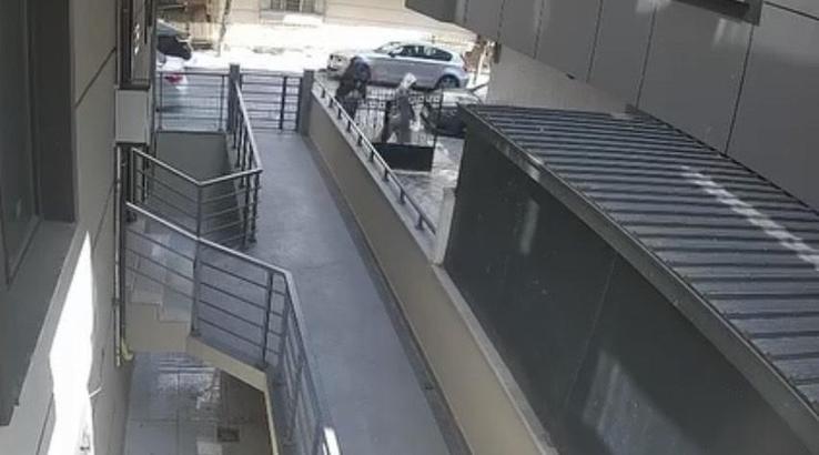 Avcılar’da kadın kıyafetleriyle girdikleri daireden 500 bin lira değerinde altın ve döviz çaldılar
