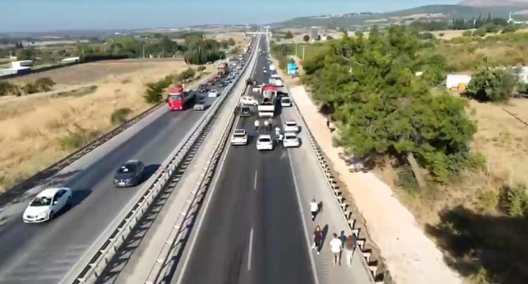 Deposu delinen TIR’dan dökülen mazot zincirleme kazaya yol açtı; 4 yaralı
