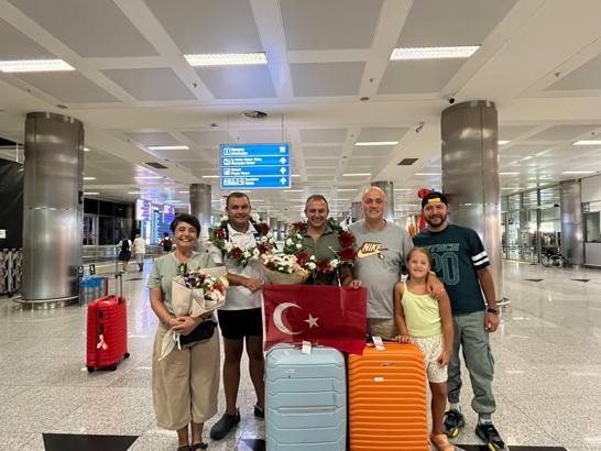 Milli yüzücü Tuna Tunca'ya coşkulu karşılaşama