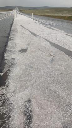 Çıldır kara yolu dolu nedeniyle beyaza büründü