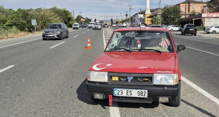 Yolun karşısına geçerken otomobilin altında kalarak öldü; o anlar kamerada
