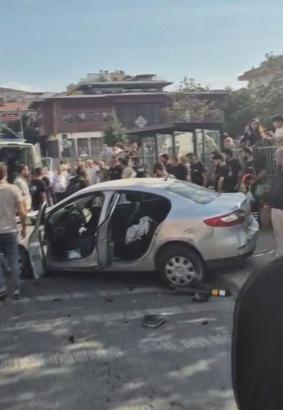 Güngören'de kaldırıma çıkan otomobil durakta bekleyen yayalara çarptı: 2'si ağır 4 yaralı